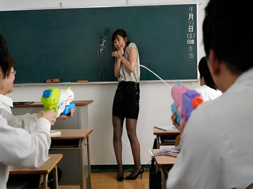 Masing-masing siswa menindas guru baru