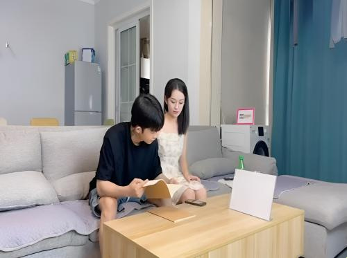 Saat membaca buku, adik iparku ingin menghisap penisku